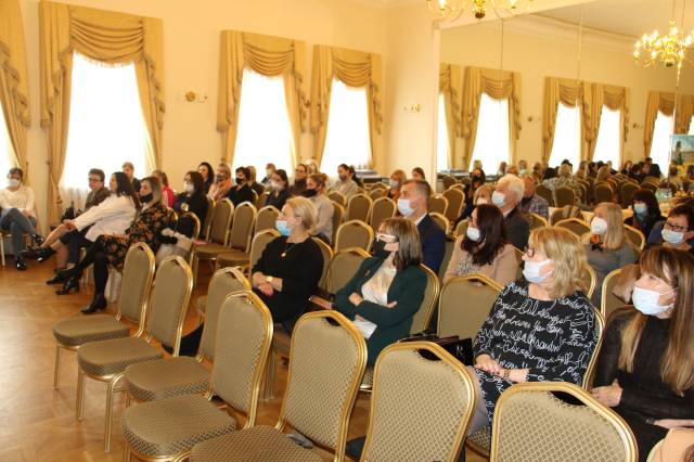 Uczestnicy konferencji z udziałem Katarzyny Wnęk-Joniec