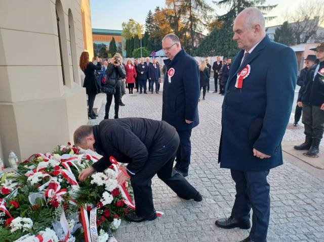 Złożenie kwiatów pod pamiątkową tablicą na budynku Sokoła