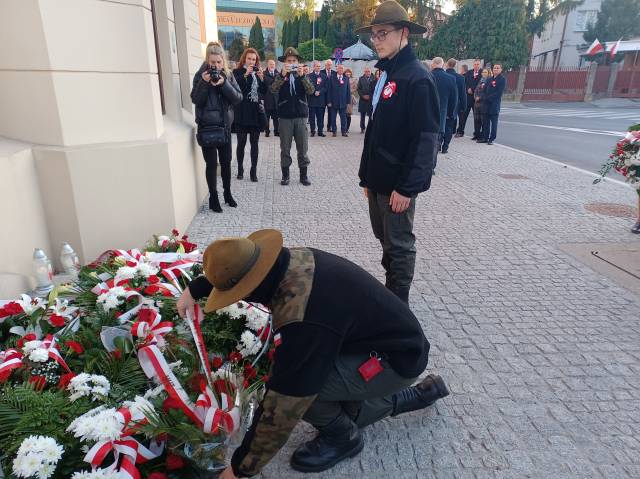 Złożenie kwiatów pod pamiątkową tablicą na budynku Sokoła