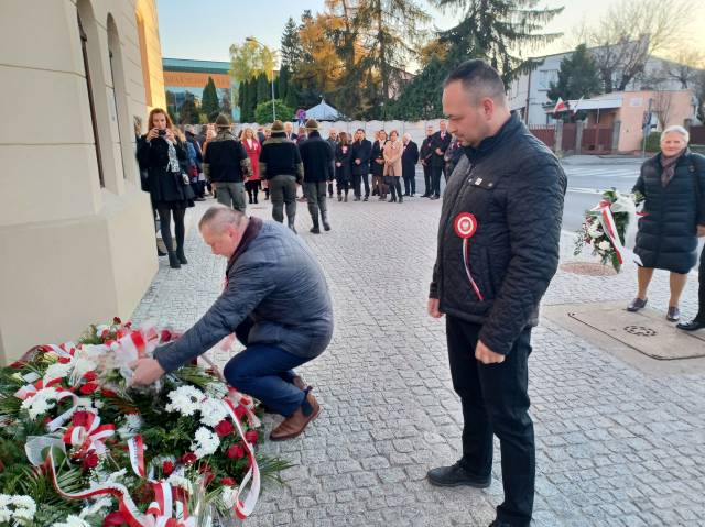 Złożenie kwiatów pod pamiątkową tablicą na budynku Sokoła