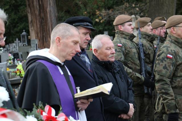 Uczestnicy uroczystości poświęcenia nagrobka 