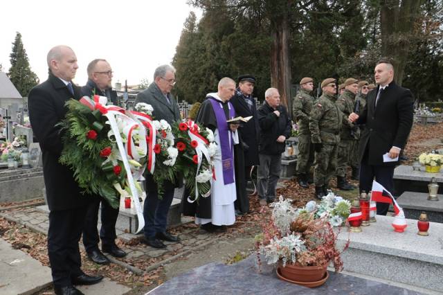 Uczestnicy uroczystości poświęcenia nagrobka 