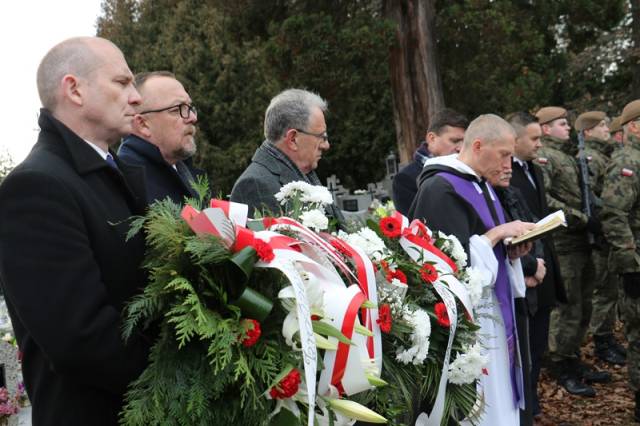 Uczestnicy uroczystości poświęcenia nagrobka 