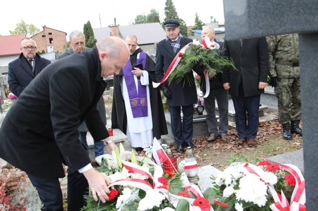 Uczestnicy uroczystości poświęcenia nagrobka