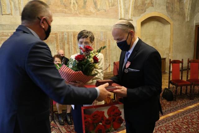 Dekoracja Medalami za Długoletnie Pożycie Małżeńskie.