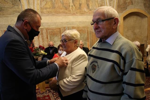 Dekoracja Medalami za Długoletnie Pożycie Małżeńskie.