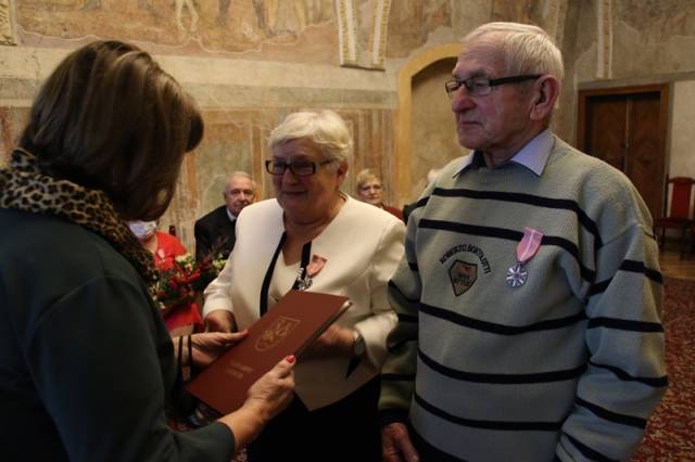 Dekoracja Medalami za Długoletnie Pożycie Małżeńskie.