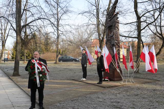 Waldemar Paluch burmistrz Jarosławia pod pomnikiem pamięci Żołnierzy Wyklętych.