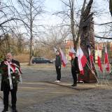 Waldemar Paluch burmistrz Jarosławia pod pomnikiem pamięci Żołnierzy Wyklętych.