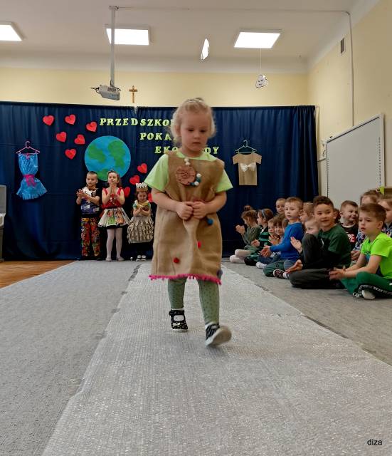 Jedna z uczestniczek przedszkolnego pokazu Eko Mody w Miejskim Przedszkolu nr 12