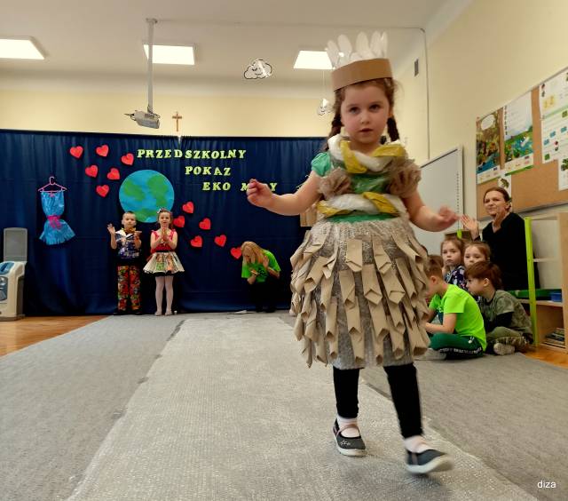 Jedna z uczestniczek przedszkolnego pokazu Eko Mody w Miejskim Przedszkolu nr 12