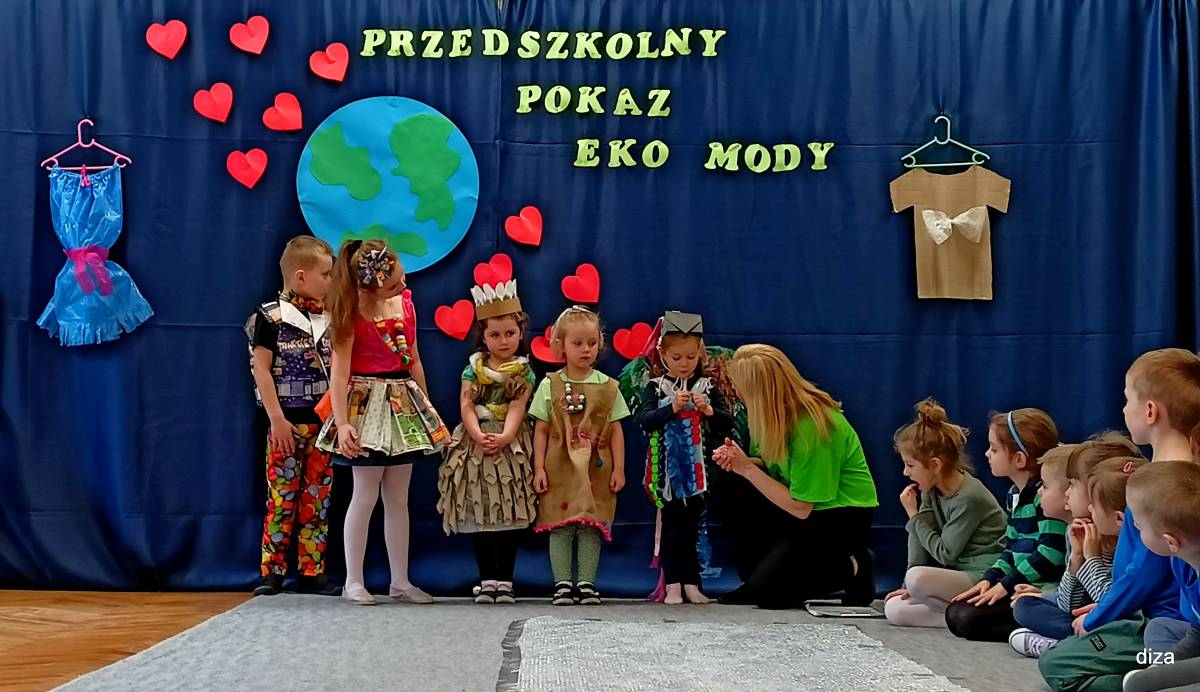 Uczestnicy przedszkolnego pokazu Eko MOdy w Miejskim Przedszkolu nr 12