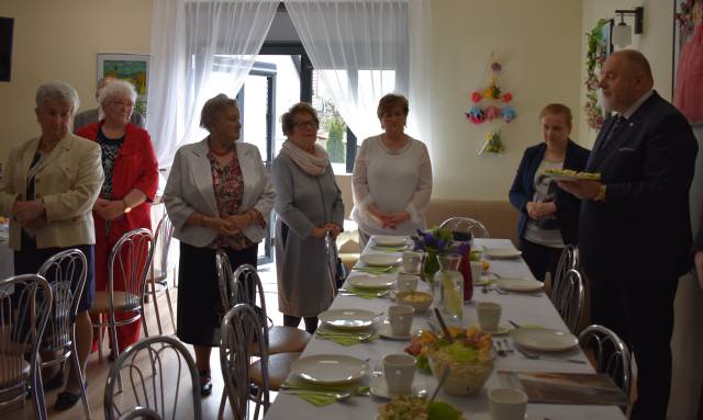 Dzielenie się święconką podczas spotkania w Domu Senior+ przy ul. Dolnoleżajskiej