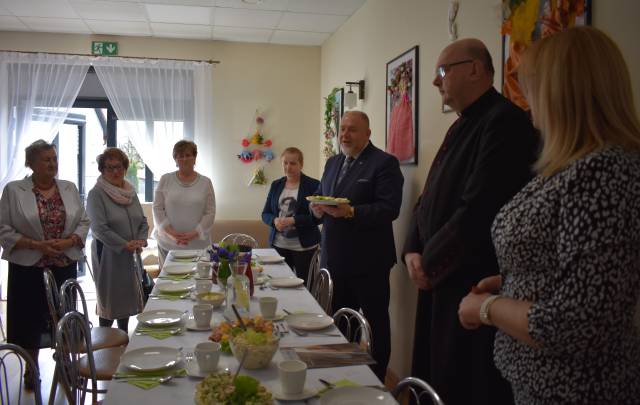 Dzielenie się święconką podczas spotkania w Domu Senior+ przy ul. Dolnoleżajskiej