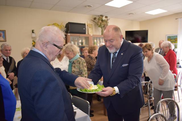 Dzielenie się święconką podczas spotkania w Domu Senior+ przy ul. Dolnoleżajskiej