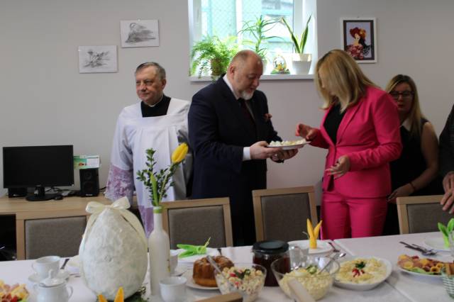 Dzielenie się święconką podczas spotkania w Domu Senior+ na Placu Mickiewicza