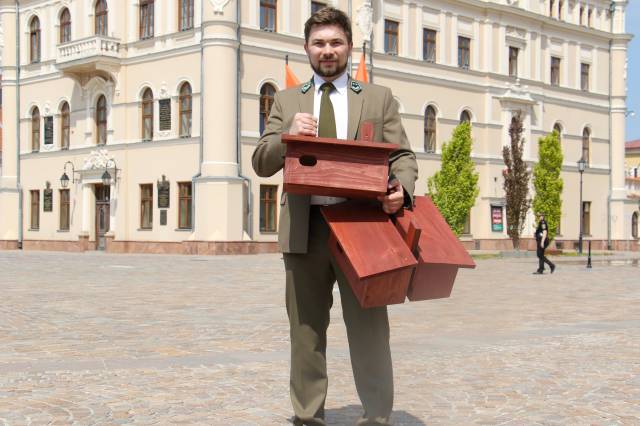 Budki lęgowe dla jerzyków przekazał Paweł Fus z Nadleśnictwa Jarosław