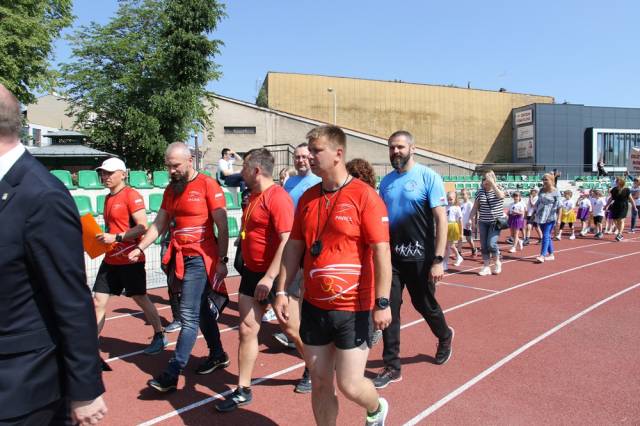 Przemarsz uczestników Olmpiady wokół stadionu.