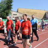 Przemarsz uczestników Olmpiady wokół stadionu.