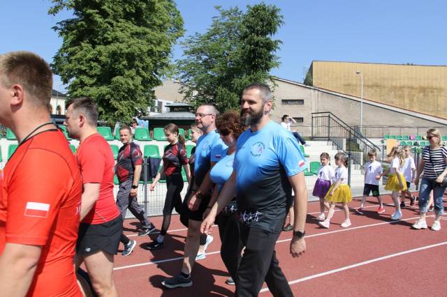 Przemarsz uczestników Olmpiady wokół stadionu.