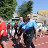 Przemarsz uczestników Olmpiady wokół stadionu.