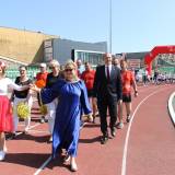 Przemarsz uczestników Olmpiady wokół stadionu.