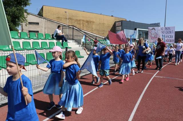 Przemarsz uczestników Olmpiady wokół stadionu.