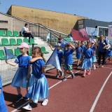 Przemarsz uczestników Olmpiady wokół stadionu.