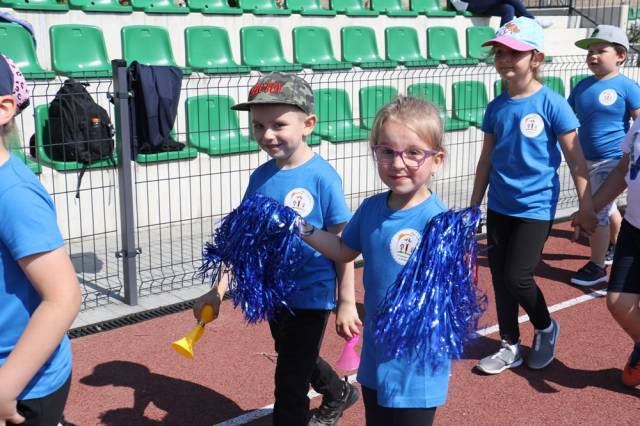 Przemarsz uczestników Olmpiady wokół stadionu.