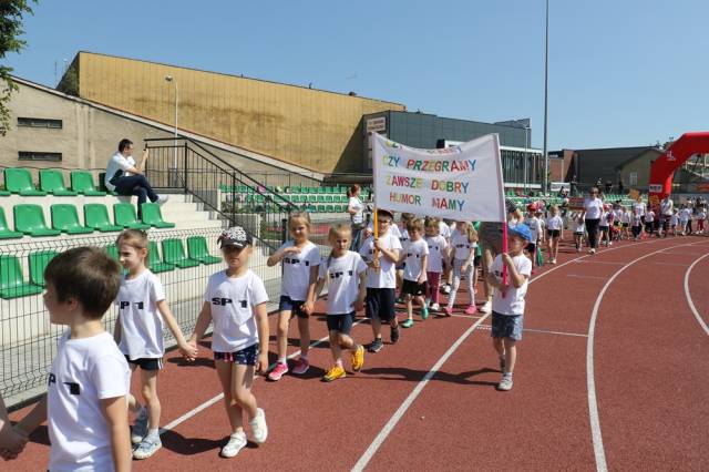 Przemarsz uczestników Olmpiady wokół stadionu.