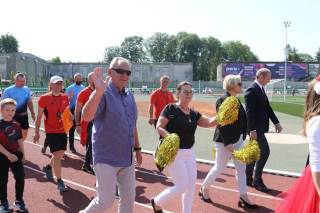 Przemarsz uczestników Olmpiady wokół stadionu.