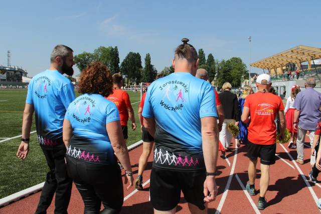 Przemarsz uczestników Olmpiady wokół stadionu.