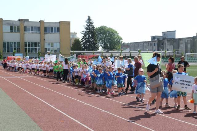 Przemarsz uczestników Olmpiady wokół stadionu.