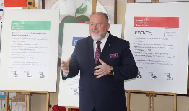 Burmistrz Miasta Jarosławia zabiera głos w czasie briefingu prasowego
