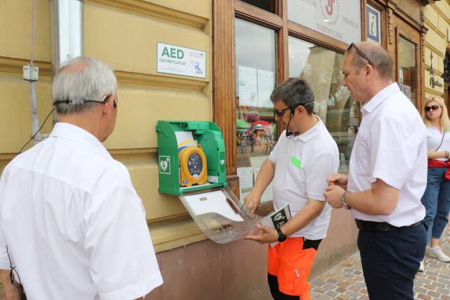 Skrzynka z defibrylatorem na kamienicy nr 5