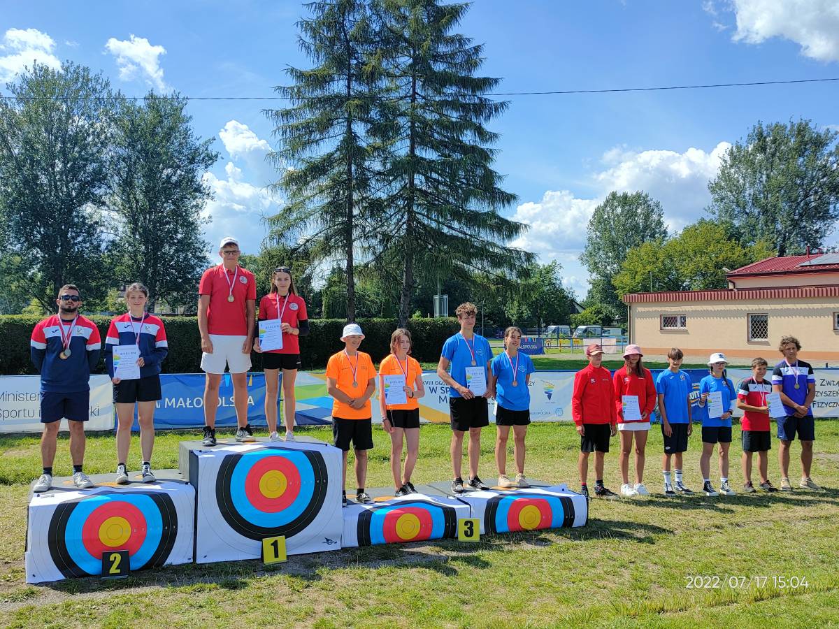 Zawodnicy UKS TRAMP na podium - Urszula Kutyła oraz Wiktor Kutyła